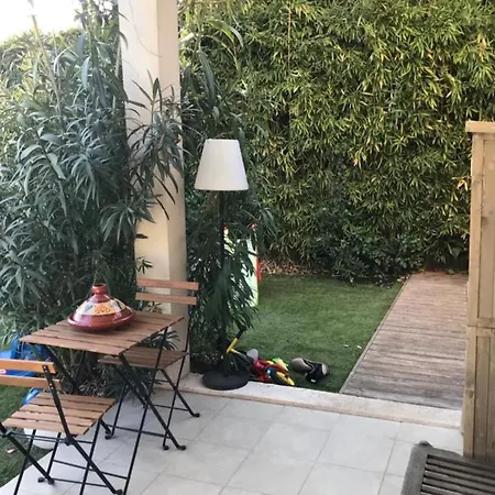 Large With A Large Garden And A Swimming Pool In The Apartment *